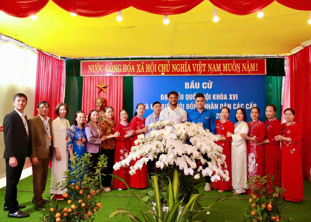 Tiền đạo nhập tịch Nguyễn Xuân Son hạnh phúc khi lần đầu tiên đi bầu cử - Ảnh 1.