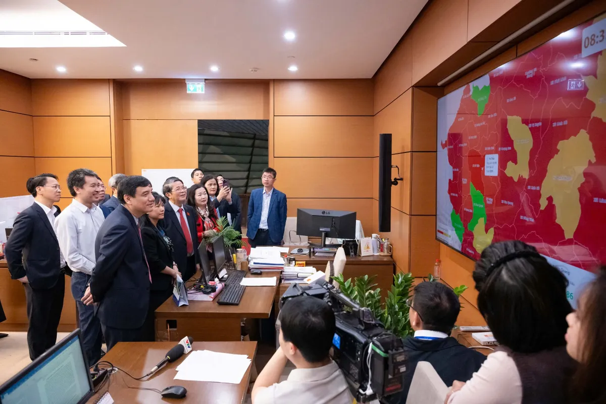 Khoảng 30 triệu cử tri tham gia bỏ phiếu sau những giờ đầu tiên của cuộc bầu cử - Ảnh 2.