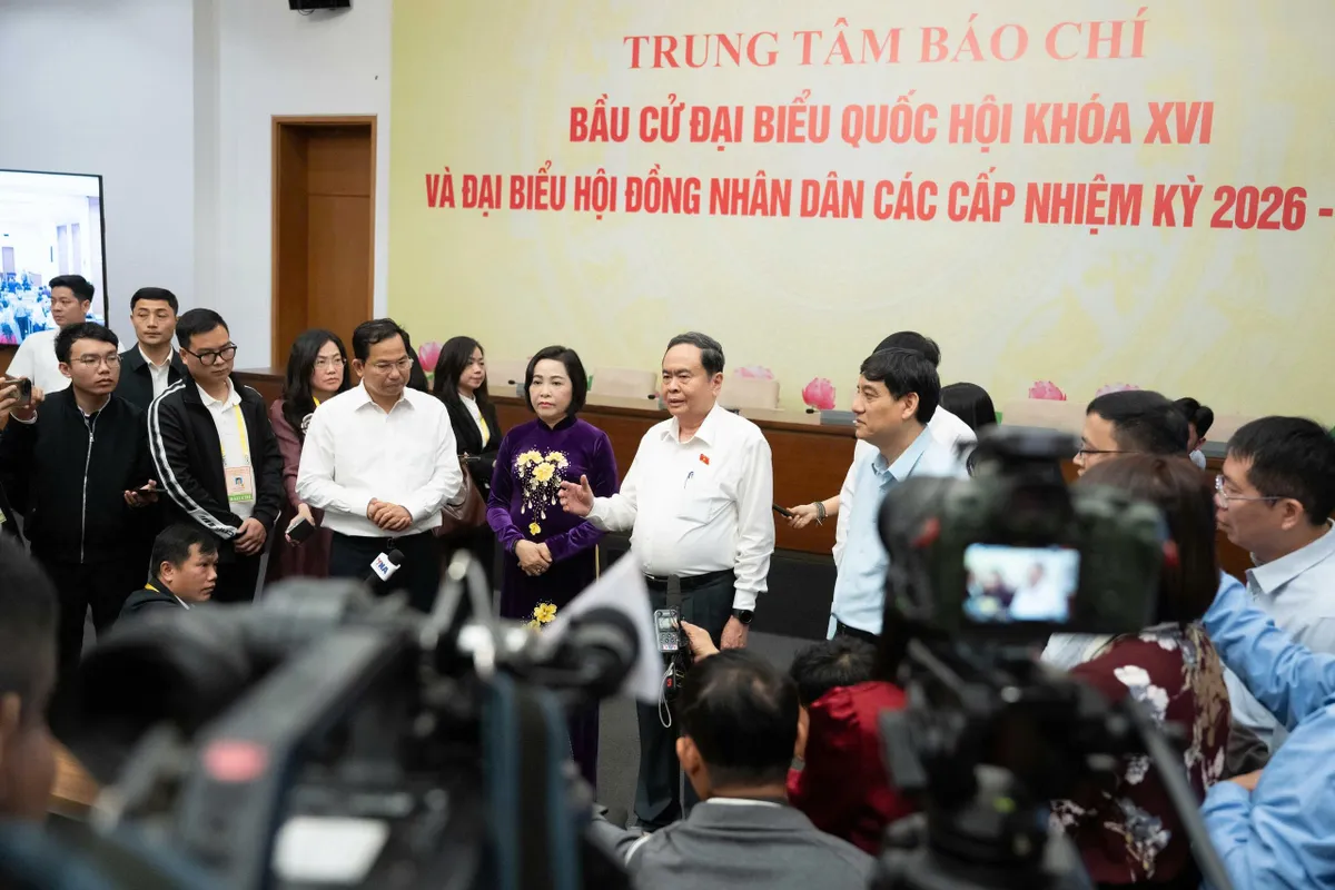 Khoảng 30 triệu cử tri tham gia bỏ phiếu sau những giờ đầu tiên của cuộc bầu cử - Ảnh 3.