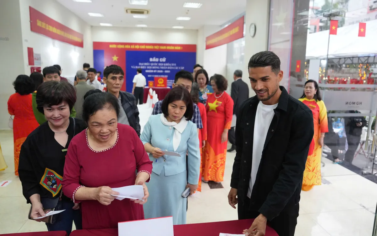 Cử tri Hà Nội tham gia bầu cử, trong đó có những cử tri lần đầu tiên đi bỏ phiếu như cầu thủ Đỗ Hoàng Hên