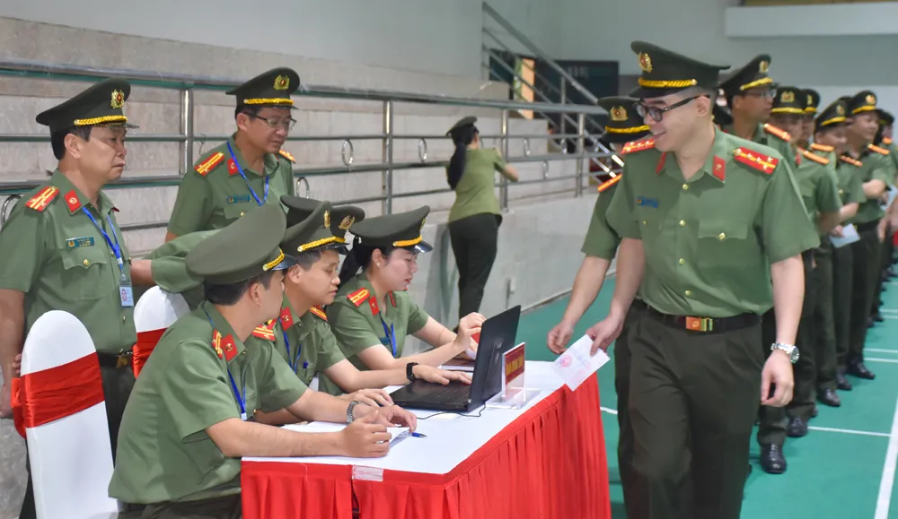 100% cử tri Công an tỉnh Thanh Hóa đã hoàn thành việc bỏ phiếu tại khu vực bỏ phiếu số 13, phường Hạc Thành - Ảnh 4.