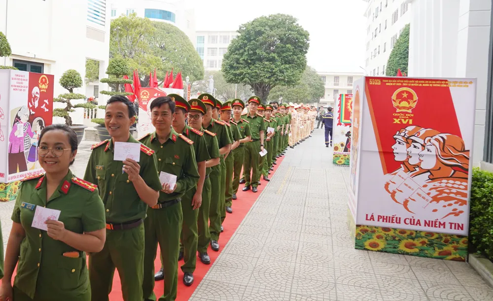 100% cử tri Công an tỉnh Thanh Hóa đã hoàn thành việc bỏ phiếu tại khu vực bỏ phiếu số 13, phường Hạc Thành - Ảnh 2.