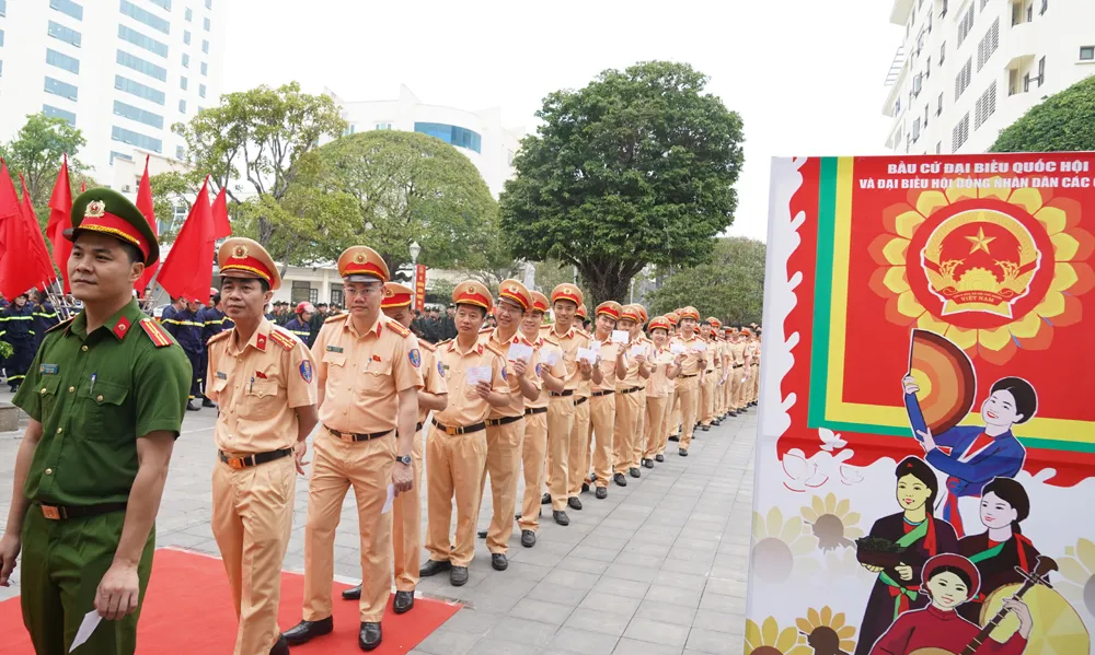 100% cử tri Công an tỉnh Thanh Hóa đã hoàn thành việc bỏ phiếu tại khu vực bỏ phiếu số 13, phường Hạc Thành - Ảnh 5.