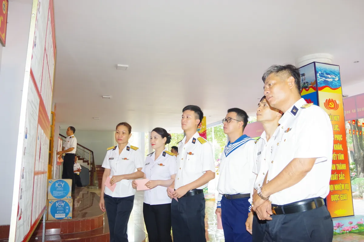 V&ugrave;ng 2 Hải qu&acirc;n tổ chức bầu cử an to&agrave;n, chặt chẽ từ đất liền đến v&ugrave;ng biển - Ảnh 3.