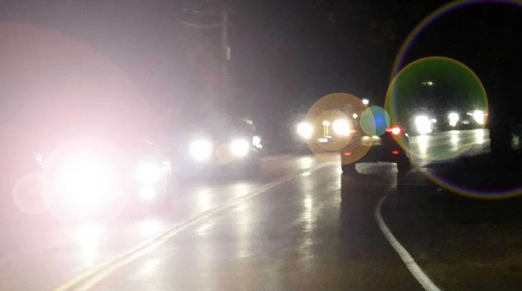 Mẹo hạn chế ch&oacute;i đ&egrave;n xe khi l&aacute;i ban đ&ecirc;m- Ảnh 1.