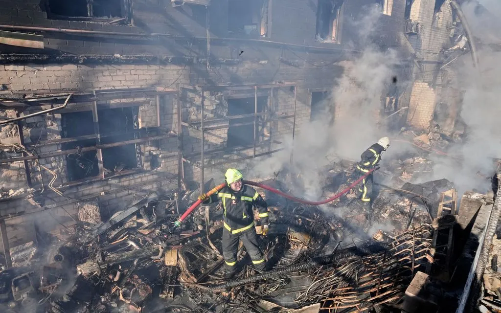 Dập tắt đám cháy tại một khu chung cư sau vụ tấn công UAV và tên lửa của Nga ở Brovary, gần Kiev, Ukraine, ngày 14/3/2026 (Ảnh: AP)