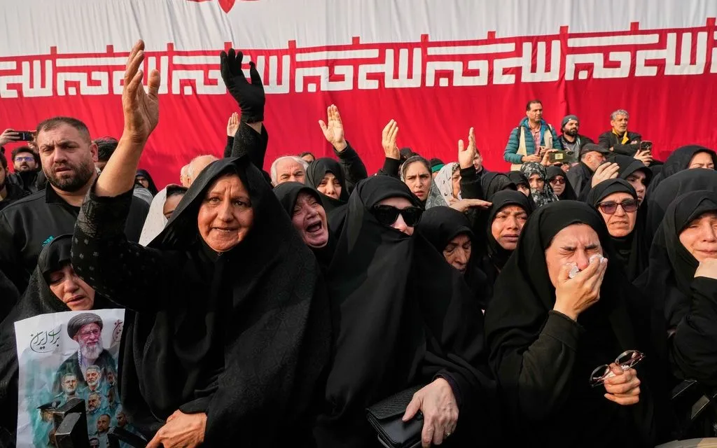 Người dân Iran bày tỏ sự thương tiếc trong lễ tang của Tướng Ali Shamkhani, thư ký Hội đồng Quốc phòng Iran, tại Tehran ngày 14/3/2026 (Ảnh: AP)