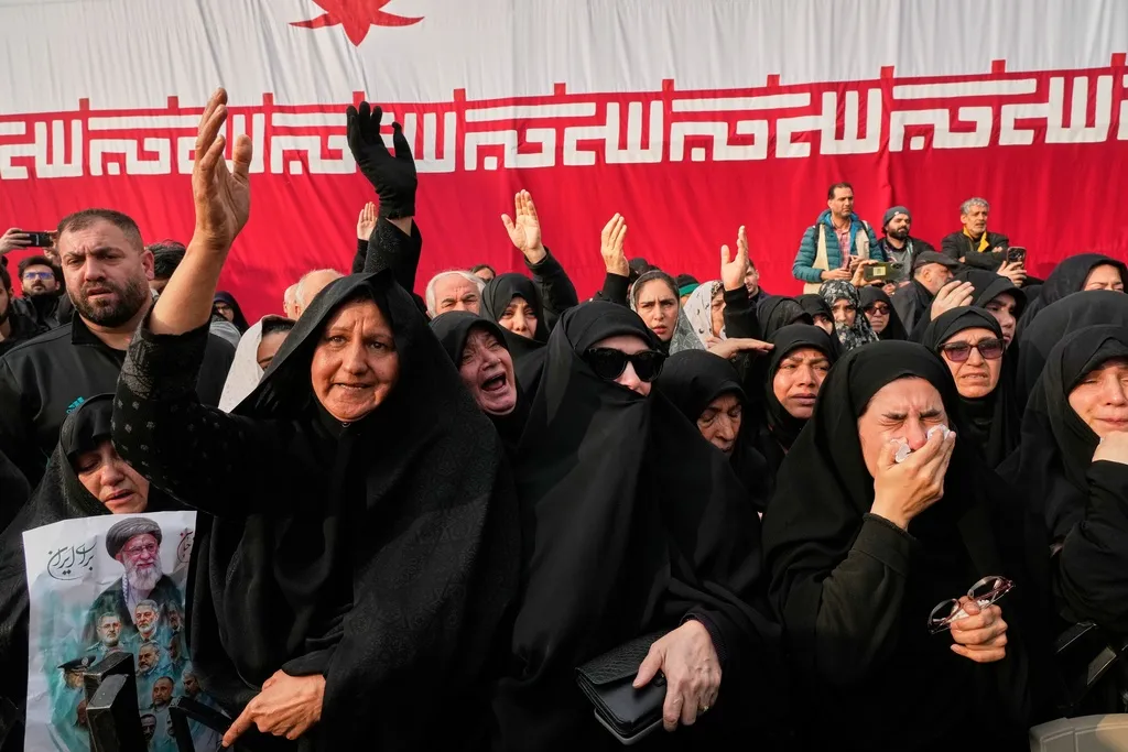 Những h&igrave;nh ảnh nh&oacute;i l&ograve;ng tại Iran, Israel v&agrave; Lebanon khi xung đột bước sang tuần thứ 3- Ảnh 15.