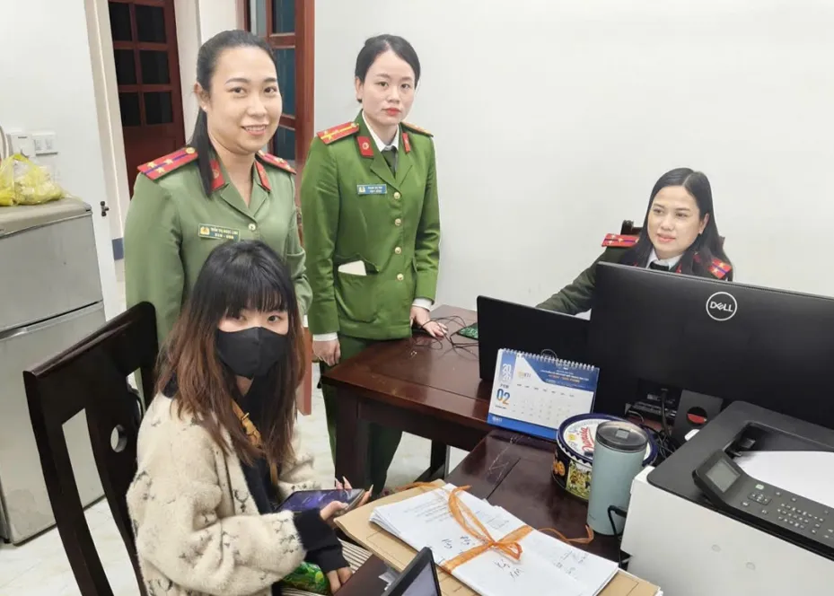 C&ocirc;ng an hỗ trợ c&ocirc; g&aacute;i nghi bị lừa &ldquo;bắt c&oacute;c online&rdquo; trở về với gia đ&igrave;nh- Ảnh 1.