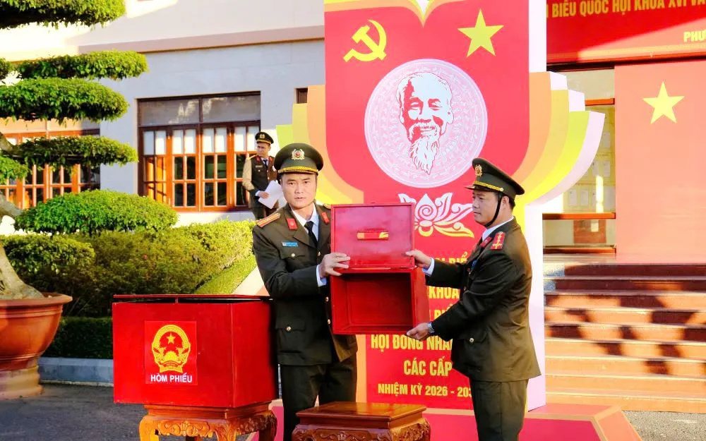 Công tác kiểm tra, niêm phong thùng phiếu.