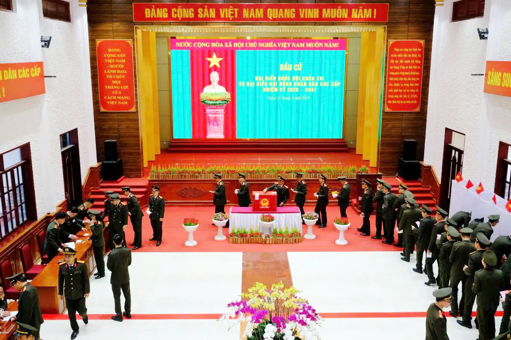 Cử tri C&ocirc;ng an L&acirc;m Đồng gửi trọn niềm tin qua từng l&aacute; phiếu - Ảnh 2.