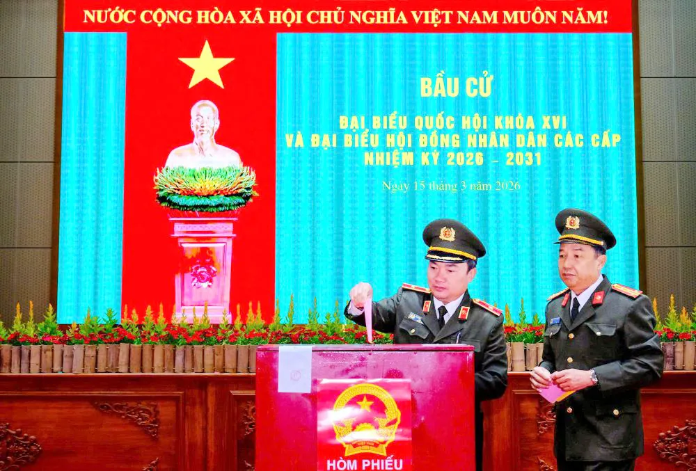 Cử tri C&ocirc;ng an L&acirc;m Đồng gửi trọn niềm tin qua từng l&aacute; phiếu - Ảnh 1.