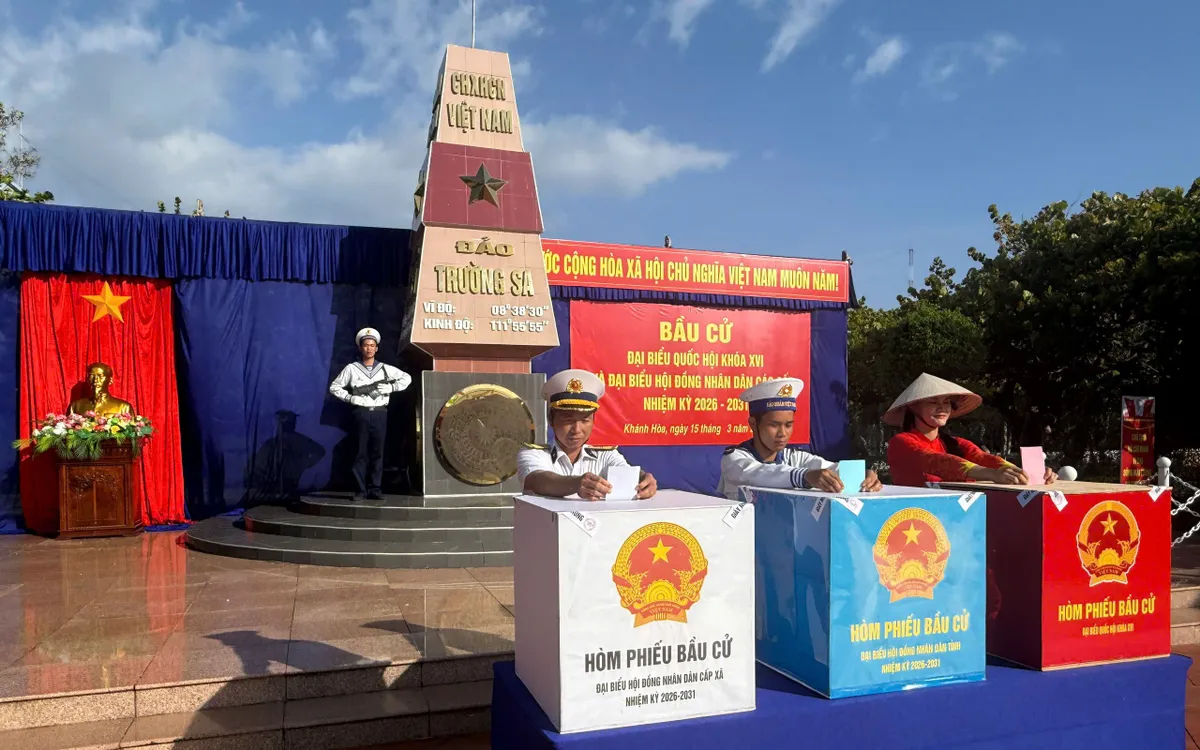Cán bộ, chiến sĩ và nhân dân đảo Trường Sa tham gia bầu cử