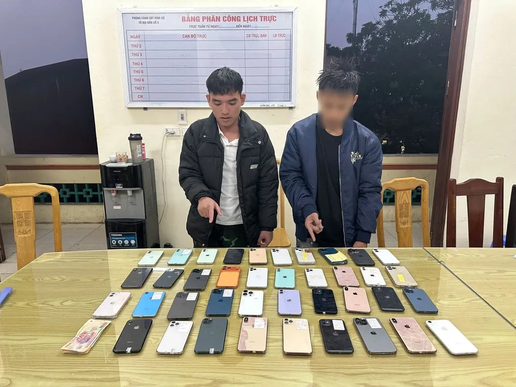 Bắt giữ hai đối tượng trộm 39 điện thoại iPhone tại cửa hàng ở Phú Thọ- Ảnh 1. Bắt giữ hai đối tượng trộm 39 điện thoại iPhone tại cửa hàng ở Phú Thọ- Ảnh 1.