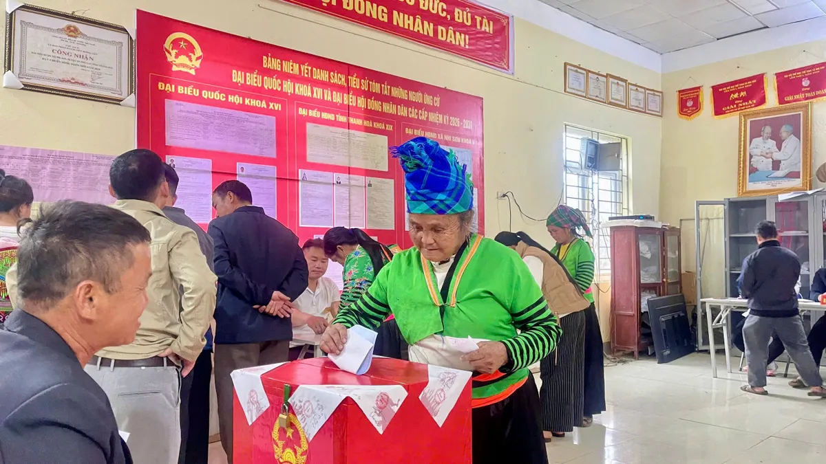 Rộn ràng ngày hội bầu cử nơi miền biên viễn xứ Thanh- Ảnh 12. Rộn ràng ngày hội bầu cử nơi miền biên viễn xứ Thanh- Ảnh 12.