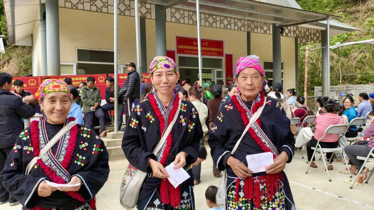 Rộn ràng ngày hội bầu cử nơi miền biên viễn xứ Thanh- Ảnh 16. Rộn ràng ngày hội bầu cử nơi miền biên viễn xứ Thanh- Ảnh 16.