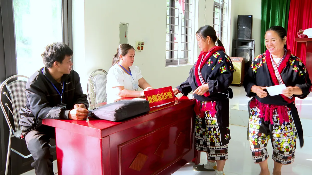 Rộn ràng ngày hội bầu cử nơi miền biên viễn xứ Thanh- Ảnh 9. Rộn ràng ngày hội bầu cử nơi miền biên viễn xứ Thanh- Ảnh 9.