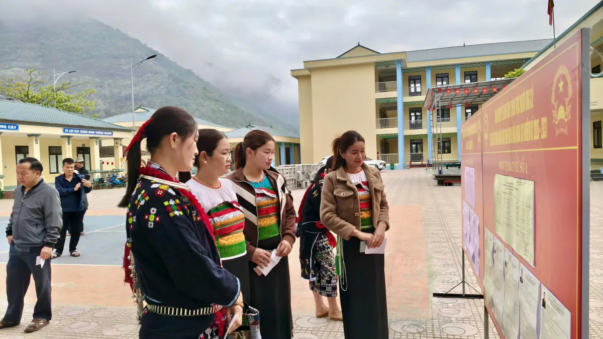 Rộn ràng ngày hội bầu cử nơi miền biên viễn xứ Thanh- Ảnh 15. Rộn ràng ngày hội bầu cử nơi miền biên viễn xứ Thanh- Ảnh 15.