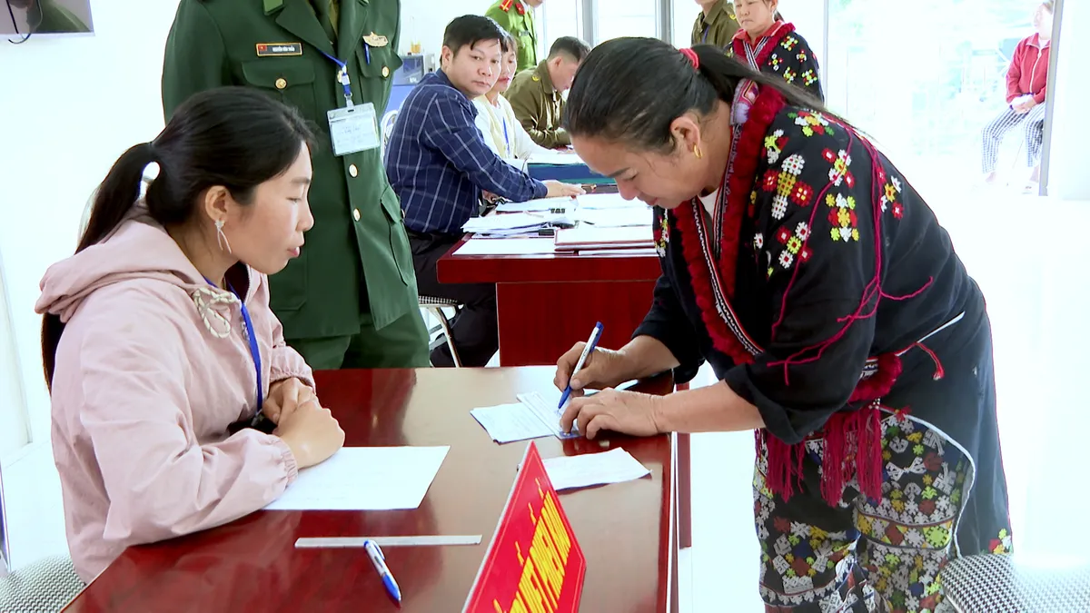 Rộn ràng ngày hội bầu cử nơi miền biên viễn xứ Thanh- Ảnh 8. Rộn ràng ngày hội bầu cử nơi miền biên viễn xứ Thanh- Ảnh 8.