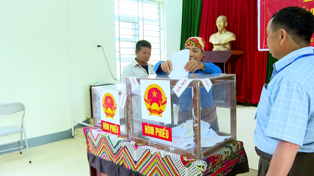 Rộn ràng ngày hội bầu cử nơi miền biên viễn xứ Thanh- Ảnh 10. Rộn ràng ngày hội bầu cử nơi miền biên viễn xứ Thanh- Ảnh 10.
