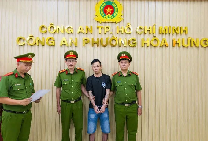 Tạm giữ nh&acirc;n vi&ecirc;n qu&aacute;n ốc d&ugrave;ng ghế nhựa tấn c&ocirc;ng shipper sau m&acirc;u thuẫn- Ảnh 1.