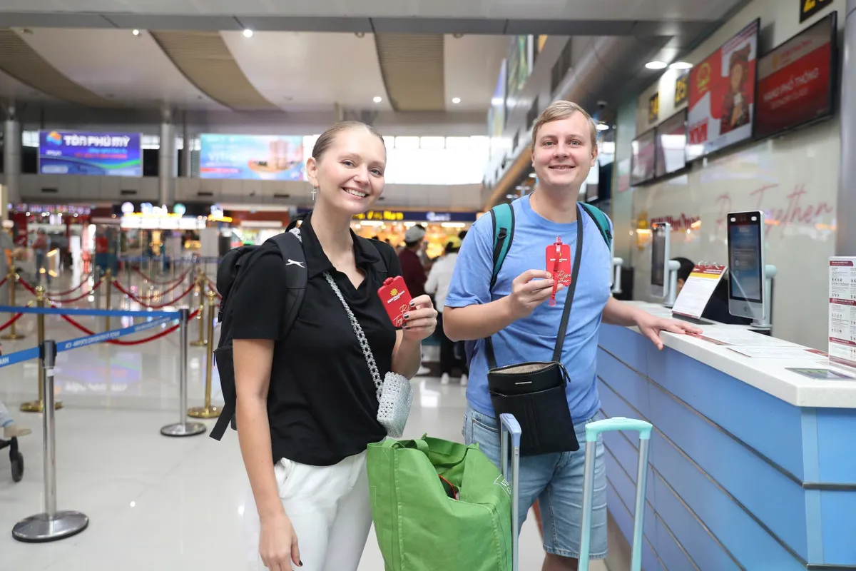 Kh&aacute;nh H&ograve;a đ&oacute;n chuyến bay thẳng từ Ph&uacute; Quốc: Khẳng định vị thế cửa ng&otilde; du lịch Nam Trung Bộ- Ảnh 3.