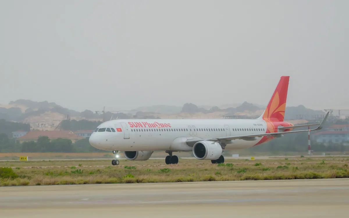 Máy bay hạ cánh xuống Cảng HKQT Cam Ranh.