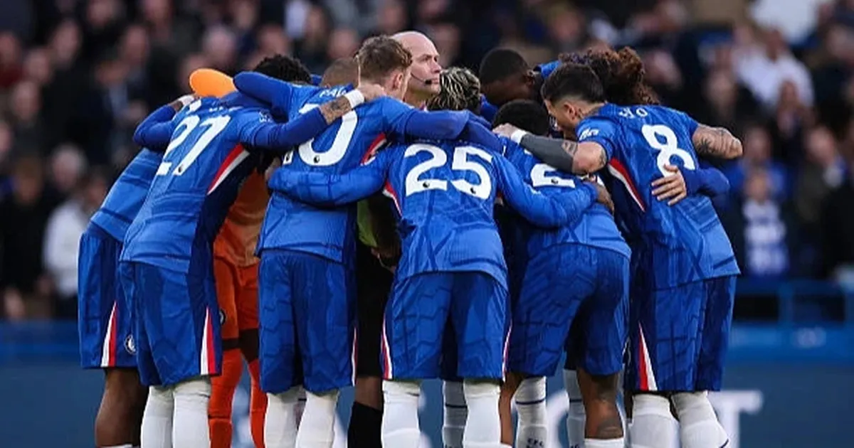 Trọng t&agrave;i Paul Tierney v&ocirc; t&igrave;nh đứng giữa v&ograve;ng hội &yacute; của cầu thủ Chelsea trước trận gặp Newcastle- Ảnh 1.