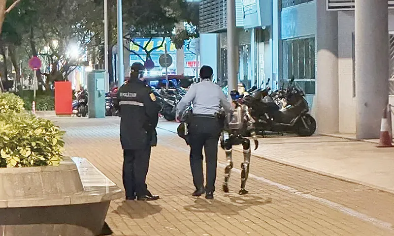 Robot h&igrave;nh người Unitree G1 bị cảnh s&aacute;t Macau &ldquo;&aacute;p giải&rdquo; sau khi khiến cụ b&agrave; hoảng sợ- Ảnh 1.
