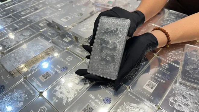 Gi&aacute; bạc giảm mạnh, người mua c&oacute; thể lỗ gần 19 triệu đồng/kg sau hai tuần- Ảnh 1.