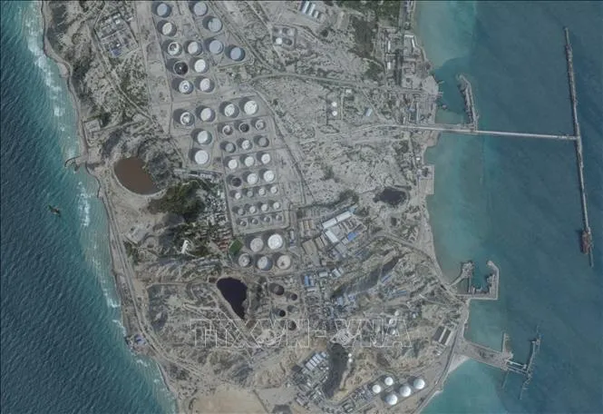 Tổng thống Trump đe dọa tiếp tục kh&ocirc;ng k&iacute;ch đảo Kharg trong khi Iran tăng cường trả đũa- Ảnh 1.