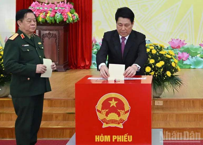 Chủ tịch nước Lương Cường bỏ phiếu tại khu vực bỏ phiếu số 26, phường Hoàn Kiếm, Hà Nội- Ảnh 2. Chủ tịch nước Lương Cường bỏ phiếu tại khu vực bỏ phiếu số 26, phường Hoàn Kiếm, Hà Nội- Ảnh 2.