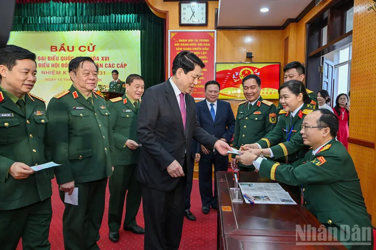 Chủ tịch nước Lương Cường bỏ phiếu tại khu vực bỏ phiếu số 26, phường Hoàn Kiếm, Hà Nội- Ảnh 1. Chủ tịch nước Lương Cường bỏ phiếu tại khu vực bỏ phiếu số 26, phường Hoàn Kiếm, Hà Nội- Ảnh 1.