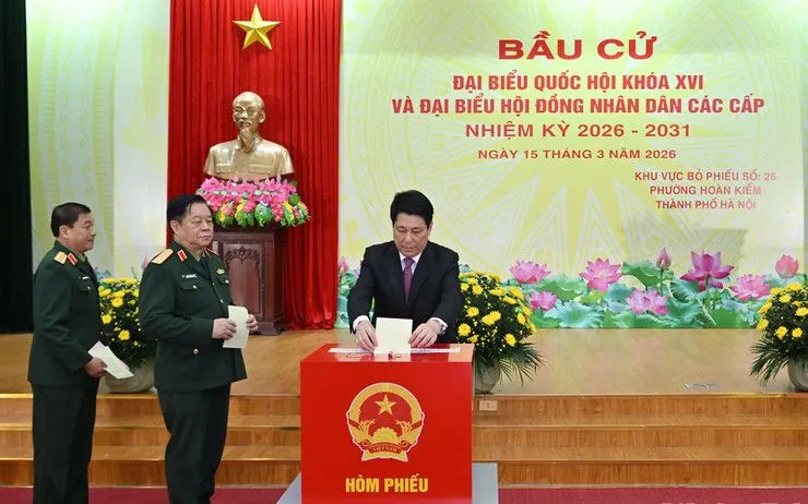 Chủ tịch nước Lương Cường bỏ phiếu tại khu vực bỏ phiếu số 26, phường Hoàn Kiếm, Hà Nội (Ảnh: Nhân Dân)