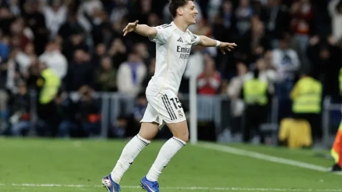 Arda Guler ghi si&ecirc;u phẩm từ giữa s&acirc;n, Real Madrid thắng đậm Elche- Ảnh 1.