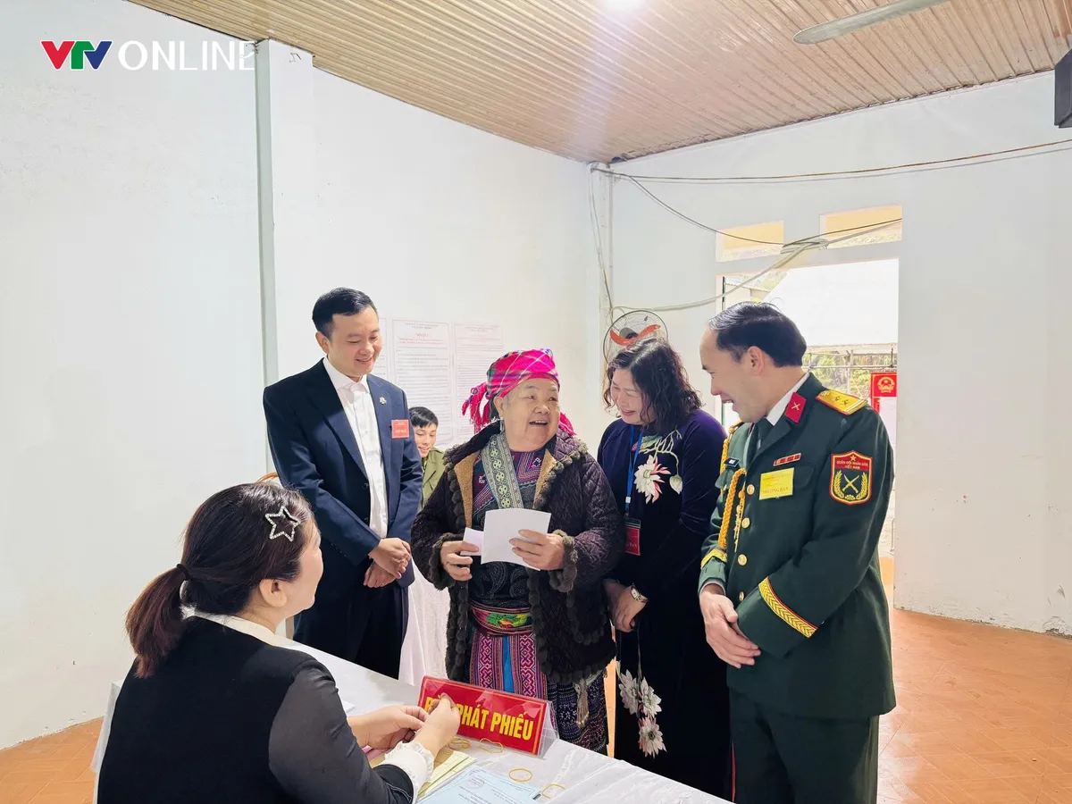 Cử tri Thuận H&ograve;a n&ocirc; nức đi bầu cử giữa mưa sớm v&ugrave;ng cao - Ảnh 5.