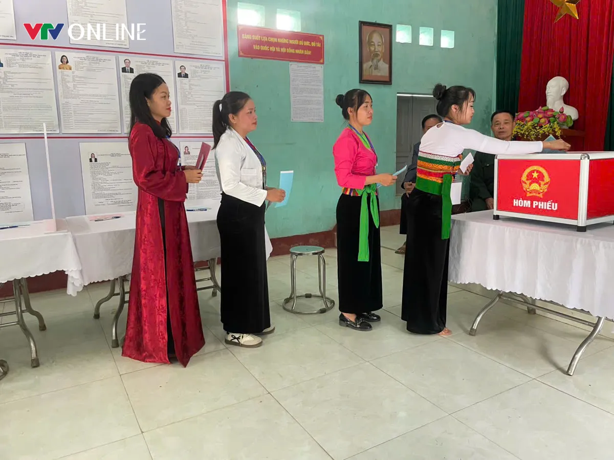 Cử tri vùng cao Phú Thọ phấn khởi tham gia ngày hội bầu cử - Ảnh 9.