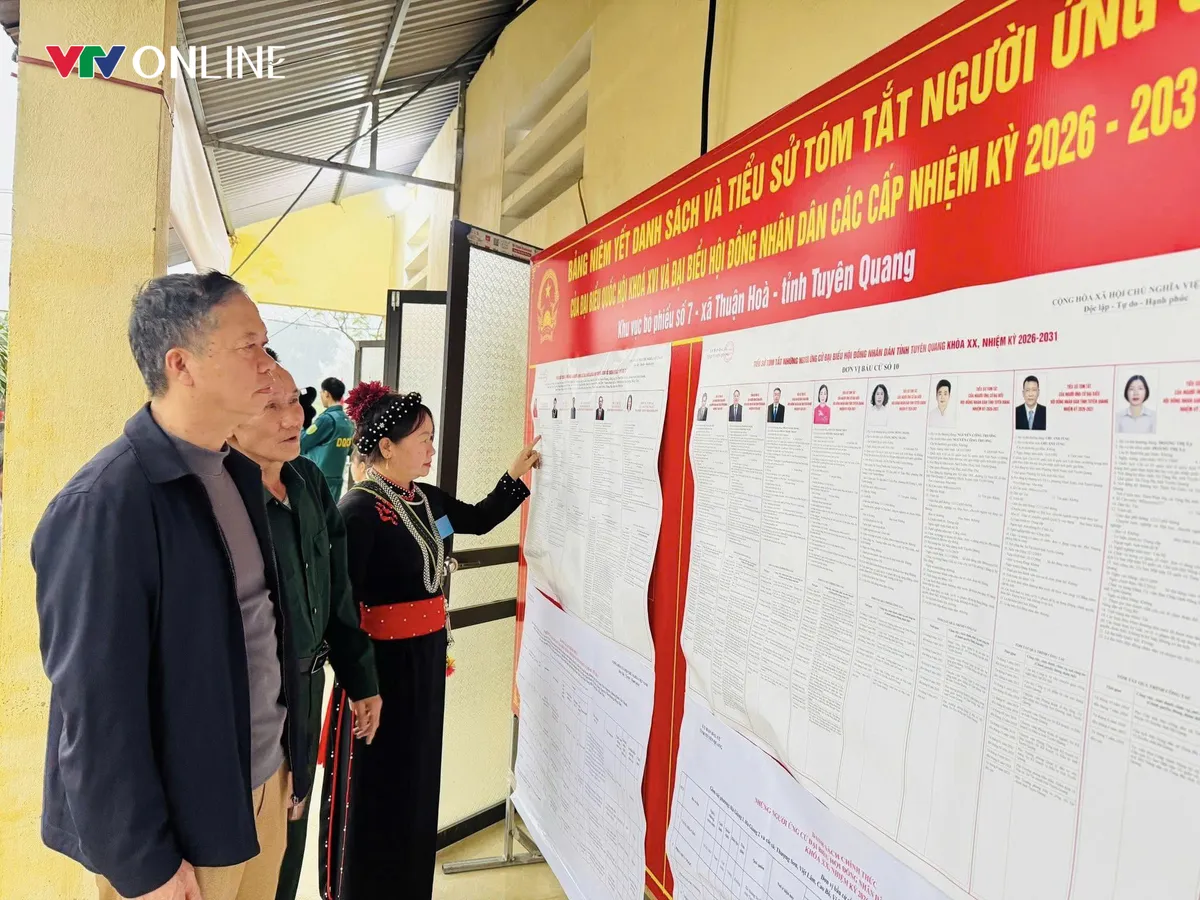 Cử tri Thuận H&ograve;a n&ocirc; nức đi bầu cử giữa mưa sớm v&ugrave;ng cao - Ảnh 1.