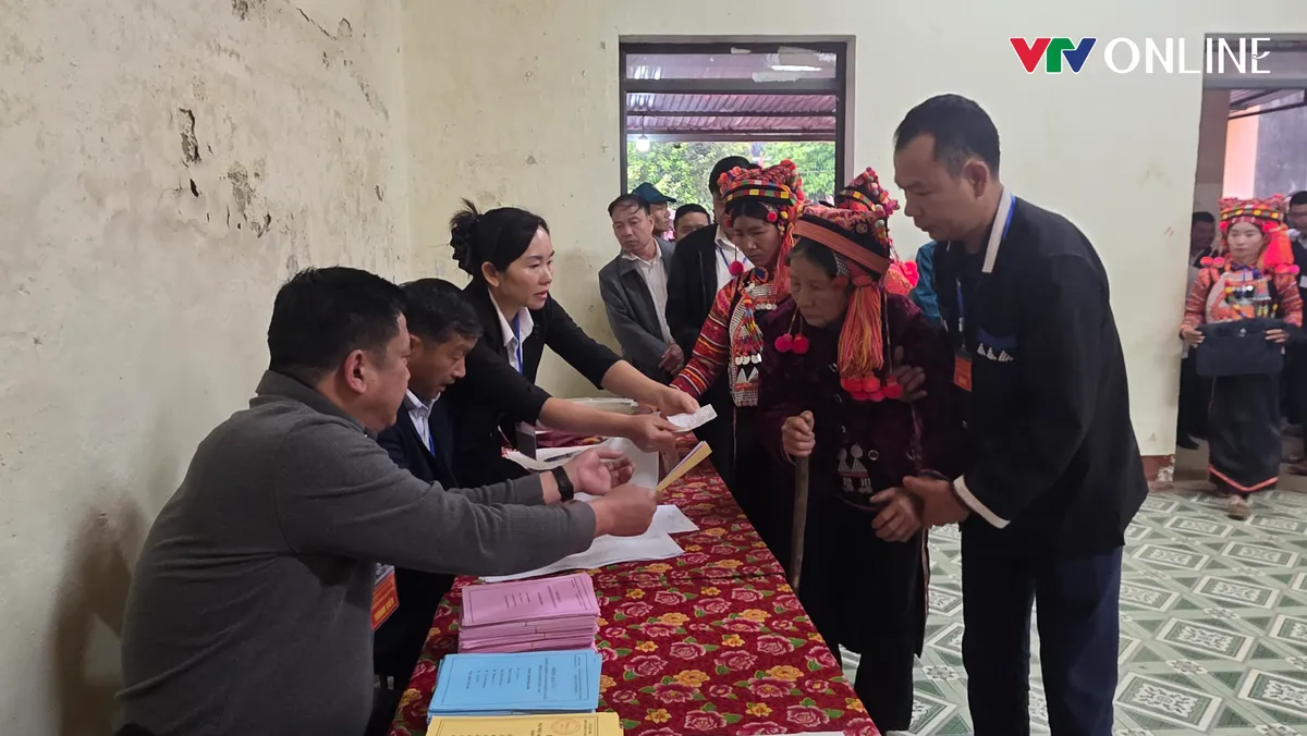 Cử tri thượng nguồn sông Đà gửi gắm niềm tin - Ảnh 4.