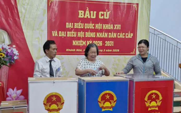 Khánh Hòa: Đến 11 giờ 30, có 81,6% cử tri tham gia bầu cử - Ảnh 4.