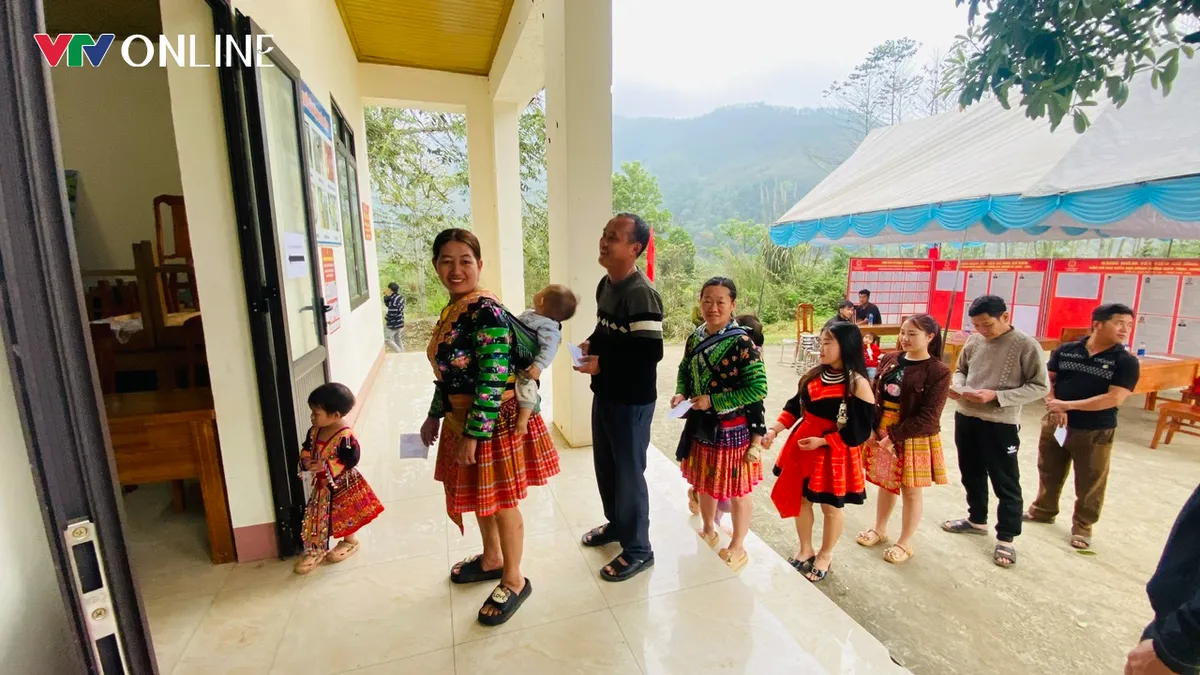 Cử tri vùng cao Phú Thọ phấn khởi tham gia ngày hội bầu cử - Ảnh 1.