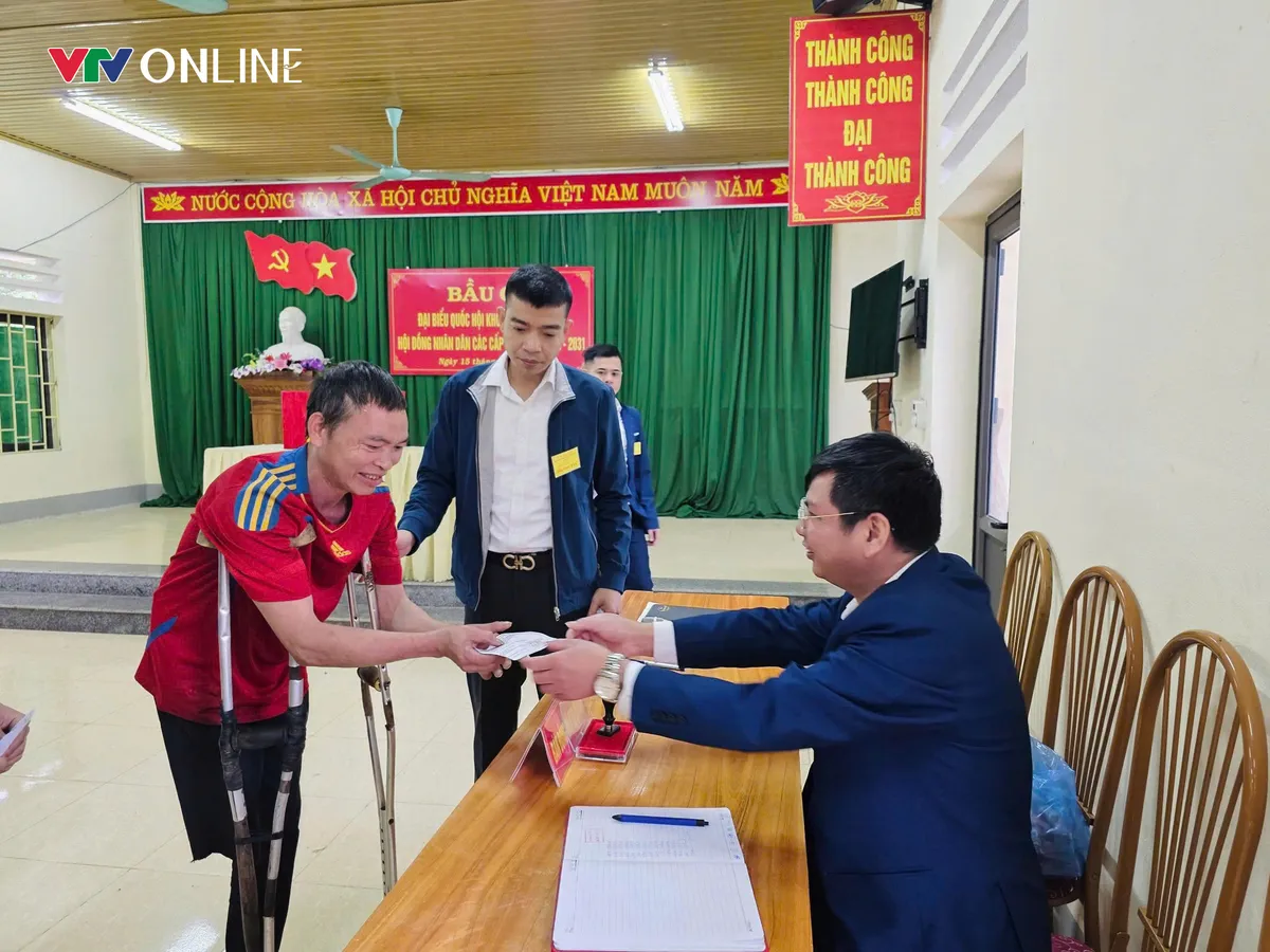 Cử tri Thuận H&ograve;a n&ocirc; nức đi bầu cử giữa mưa sớm v&ugrave;ng cao - Ảnh 6.