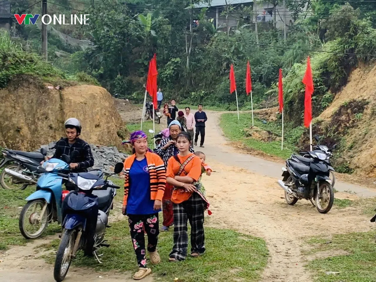 Cử tri Thuận H&ograve;a n&ocirc; nức đi bầu cử giữa mưa sớm v&ugrave;ng cao - Ảnh 8.