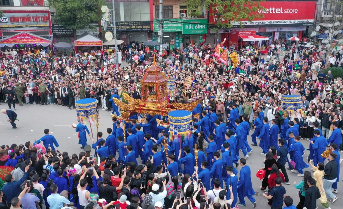 H&agrave;ng vạn người đổ về đền Kỳ C&ugrave;ng xem rước kiệu trong lễ hội Kỳ C&ugrave;ng &ndash; Tả Phủ- Ảnh 1.