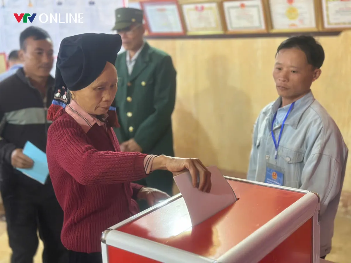 Cử tri vùng cao Phú Thọ phấn khởi tham gia ngày hội bầu cử - Ảnh 8.