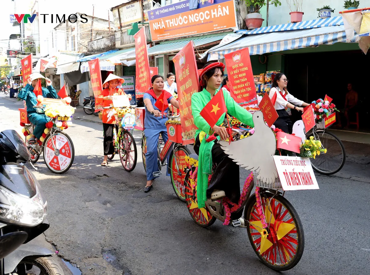 Cử tri Cần Thơ đi bầu từ sáng sớm, gửi kỳ vọng qua từng lá phiếu - Ảnh 3.