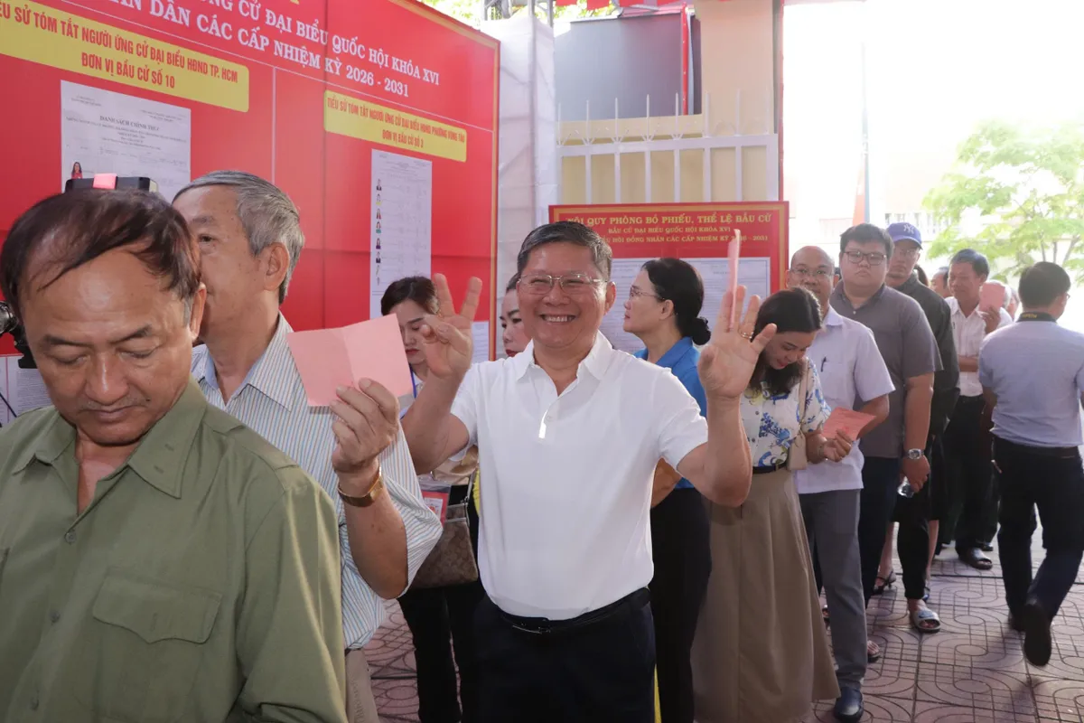 Ng&agrave;y hội bầu cử lan tỏa từ đất liền đến biển đảo - Ảnh 1.