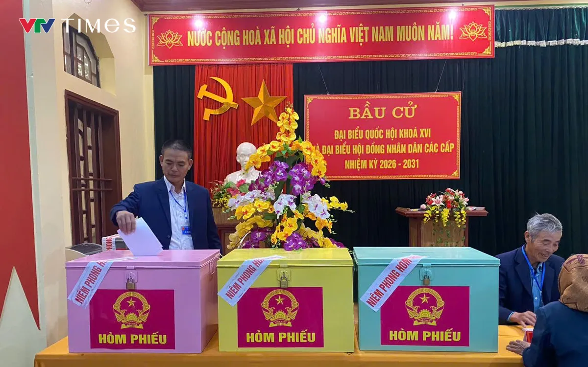 Cử tri bỏ phiếu tại xã Điềm Thụy