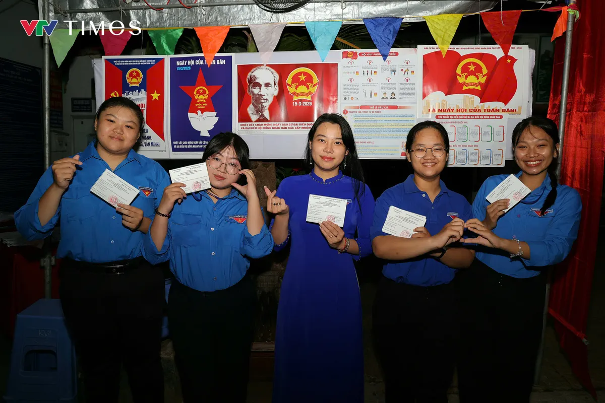 Cử tri Cần Thơ đi bầu từ sáng sớm, gửi kỳ vọng qua từng lá phiếu - Ảnh 8.