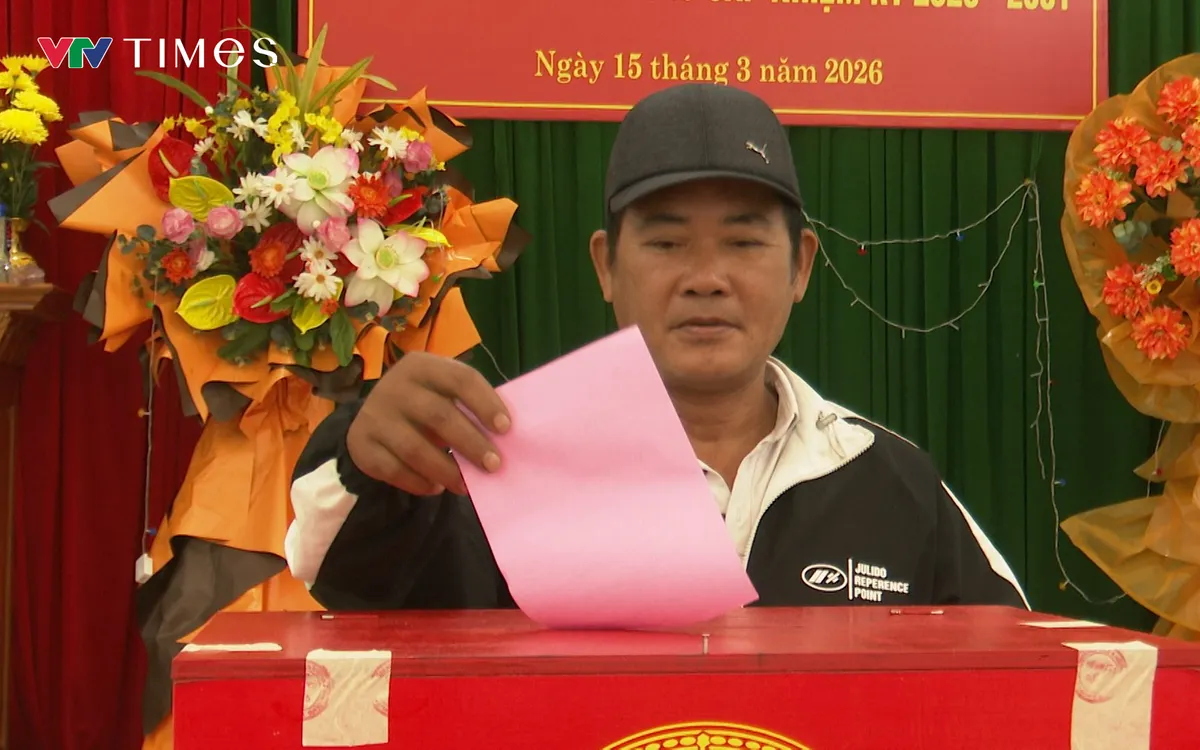 Ngư dân Phan Hồng Quảng, xã Đông Trạch vừa trở về từ chuyến biển đã vội vã đến nơi bầu cử để thực hiện quyền công dân của mình.